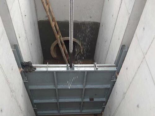 机闸一体式铸铁闸门 集成设计 启闭一体 操作便捷 支持直供｜一线实操优选方案，适配中小型水利枢纽**运维实物图